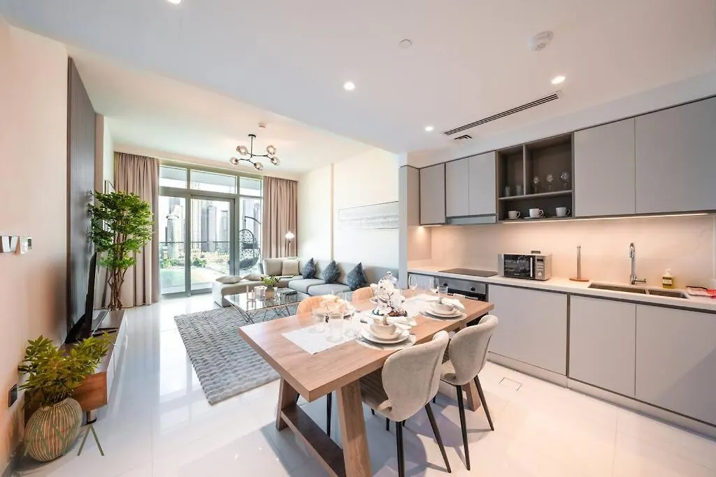 Apartment Luxurious 2-Br At Sunrise Bay, Emaar Beachfront Dubai
